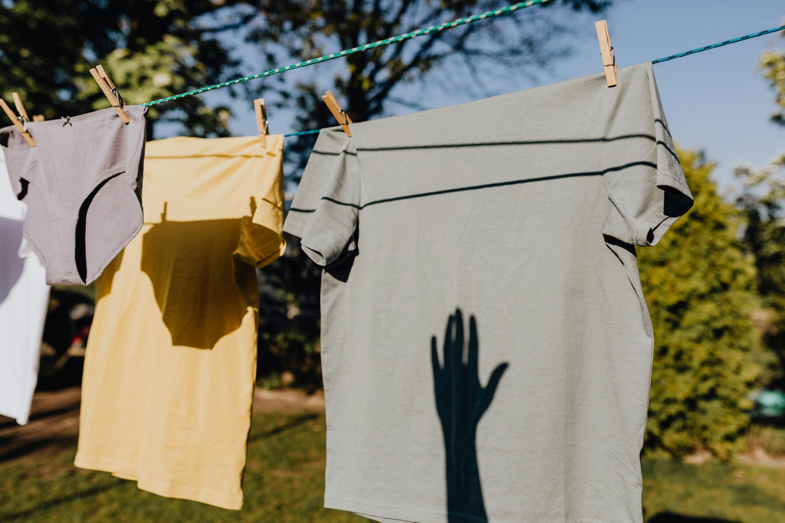 pexels-karolina-grabowska-4495705 Camisetas de algodón tendidas al sol, con la sombra de una mano alzada